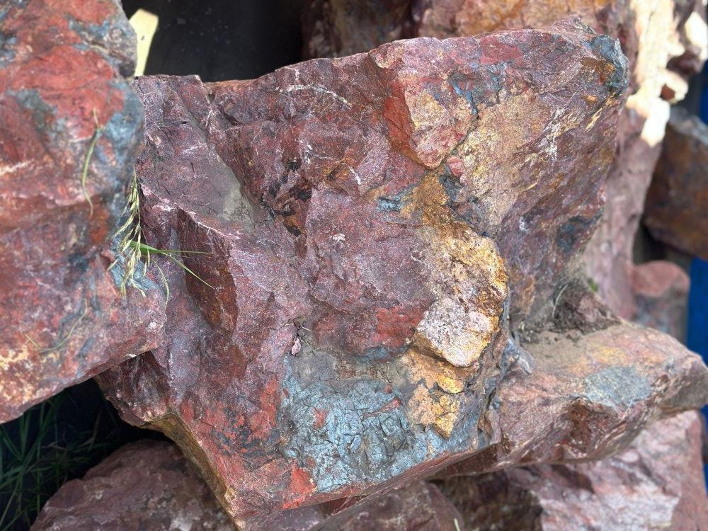 Камни для ландшафтного дизайна красно-фиолетовые 10-60 килограмм купить в Лысьве