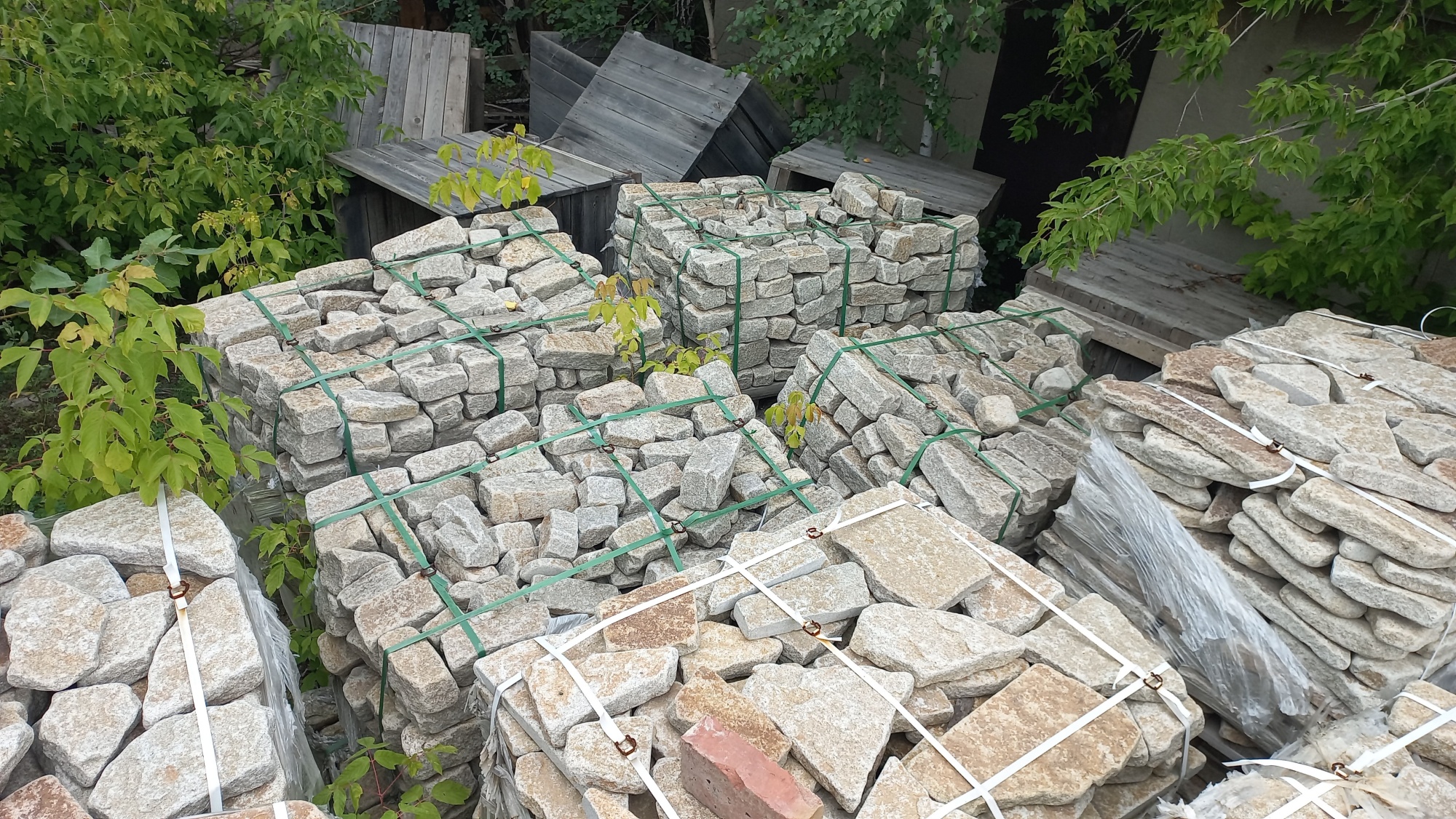 Плитняк галтованный гранитный для ландшафтного дизайна купить в Лысьве