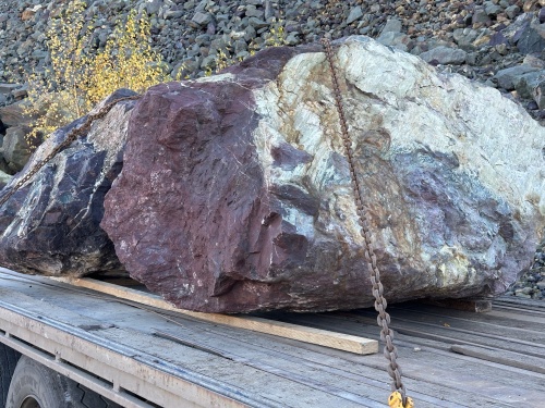 Огромные красно-фиолетовые валуны для ландшафтного дизайна весом более 5 тонн купить в Лысьве