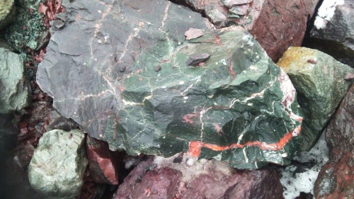 Гигантские зелёные валуны для ландшафтного дизайна весом более 5 тонн купить в Лысьве