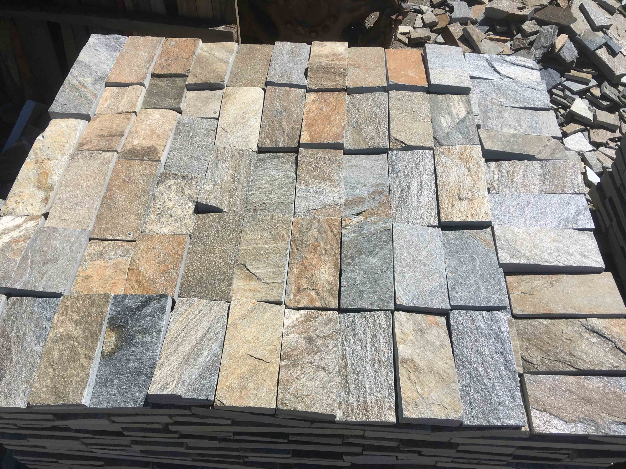 Плитка пилёная златолит Уральский для цоколя, отмостки купить в Лысьве