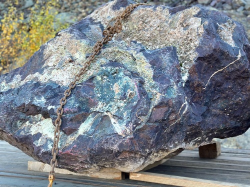 Огромные красно-фиолетовые валуны для ландшафтного дизайна весом более 5 тонн купить в Лысьве