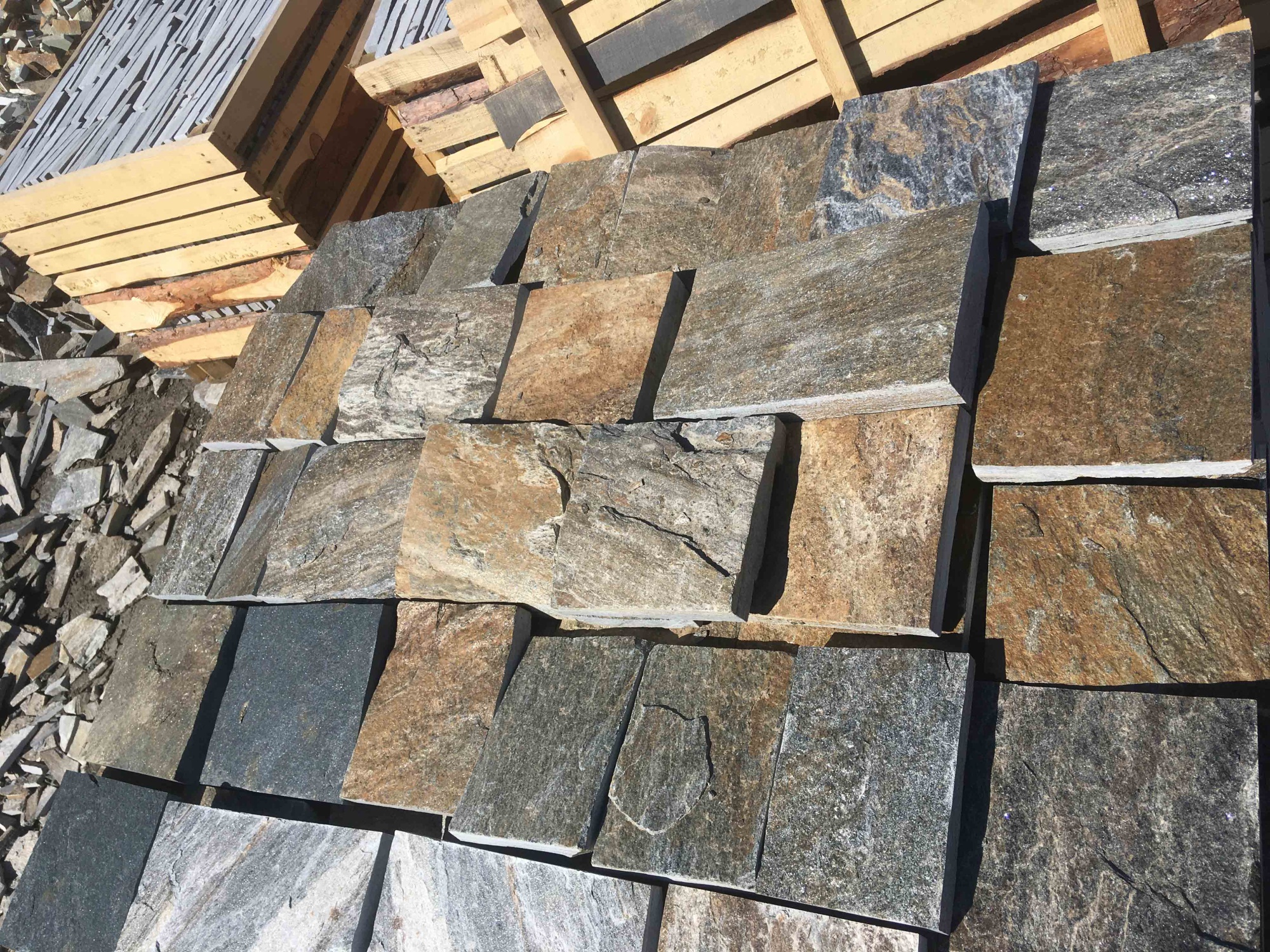 Плитка пилёная златолит Уральский для цоколя, отмостки купить в Лысьве