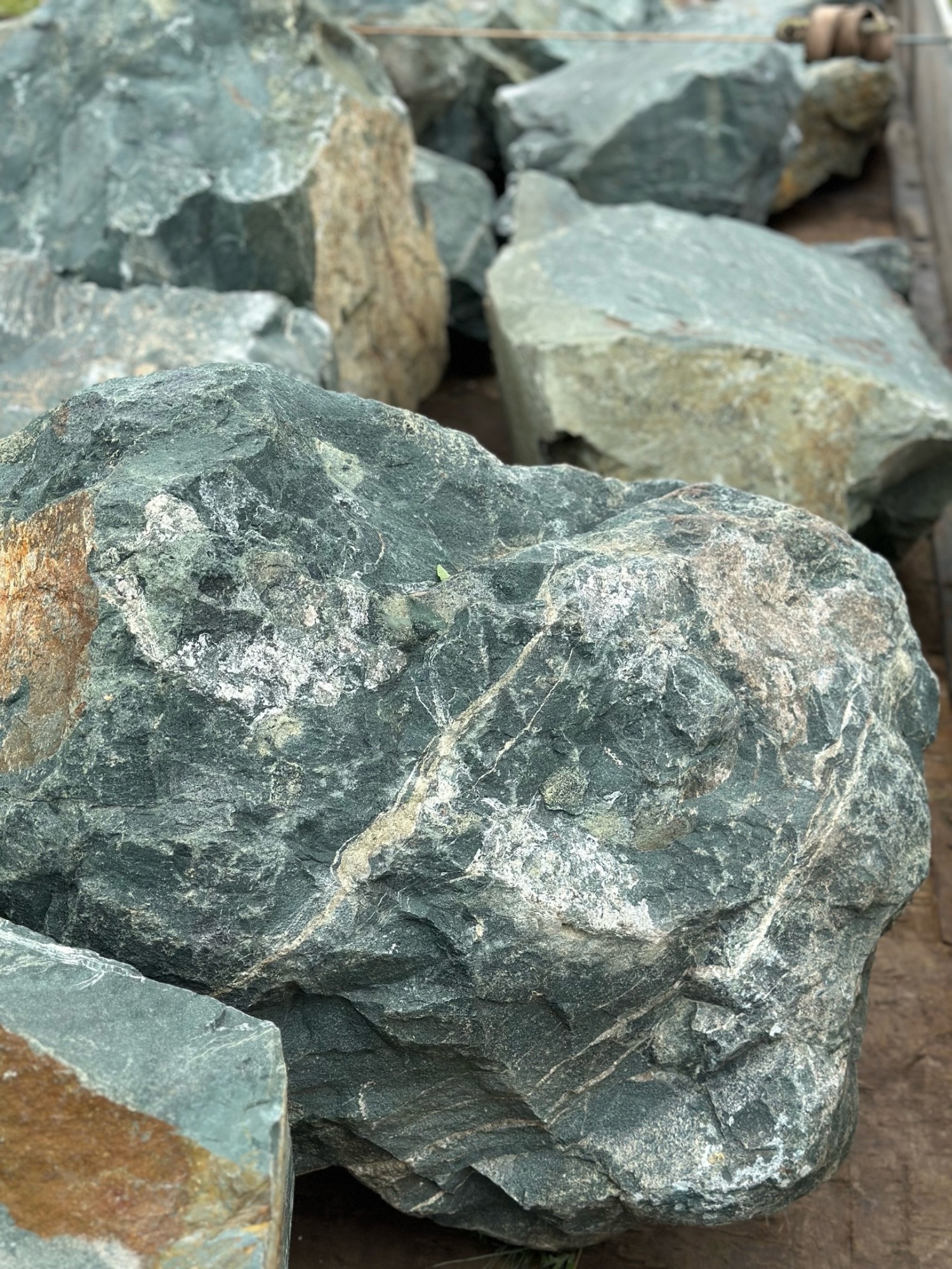 Камни для ландшафтного дизайна зелёные 10-60 килограмм купить в Лысьве