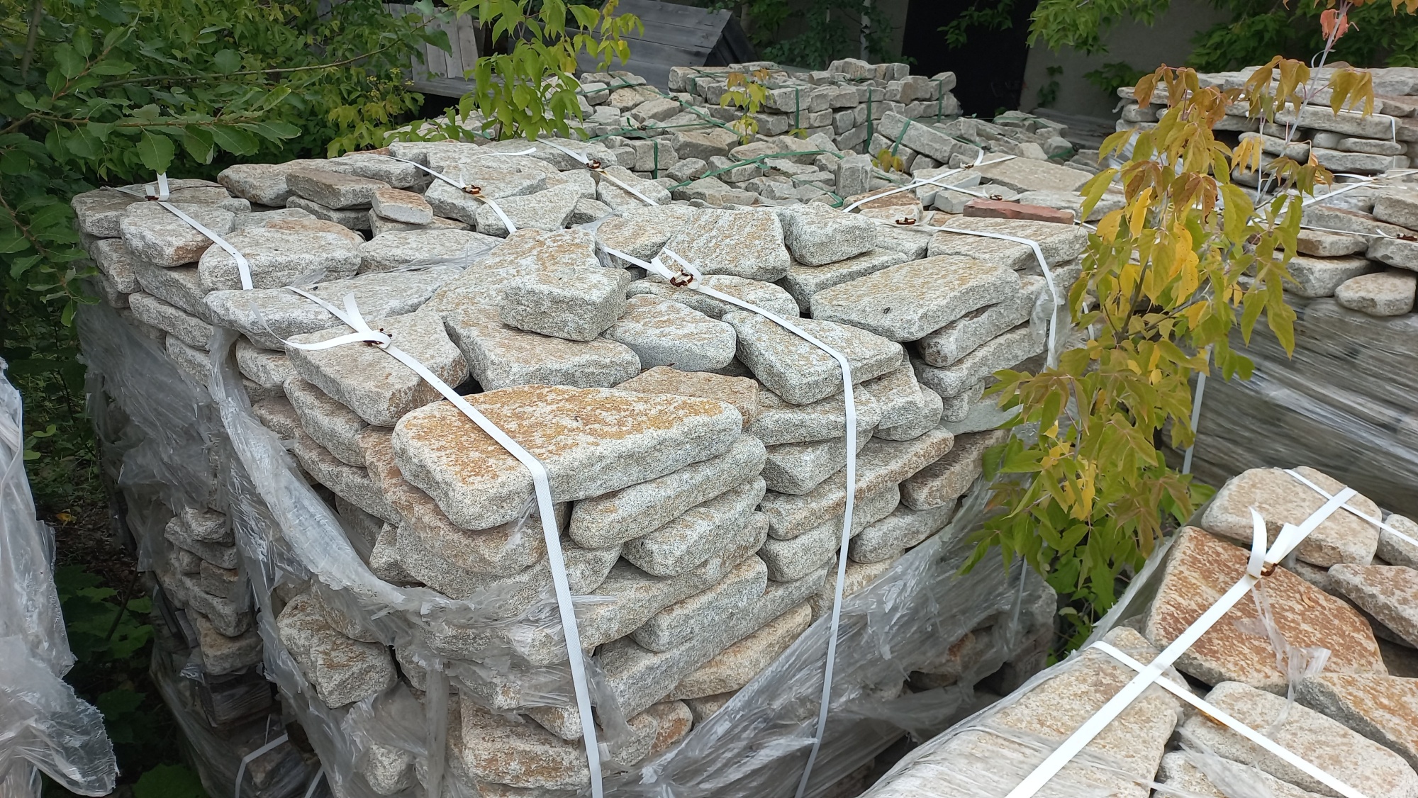 Плитняк галтованный гранитный для ландшафтного дизайна купить в Лысьве