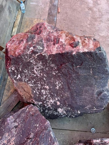 Камни для ландшафтного дизайна красно-фиолетовые 10-60 килограмм купить в Лысьве