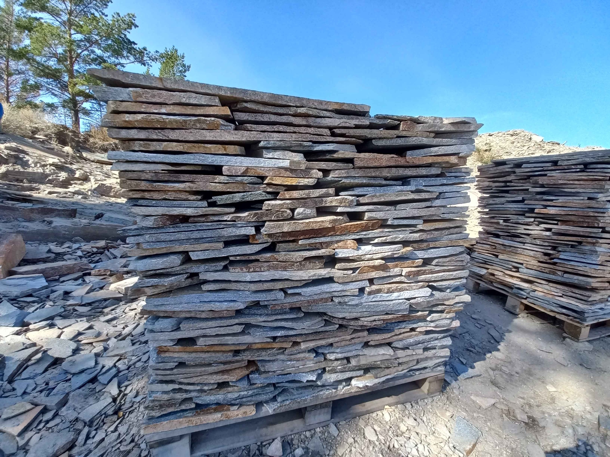 Плитняк златолит серебристый для фасада купить в Лысьве