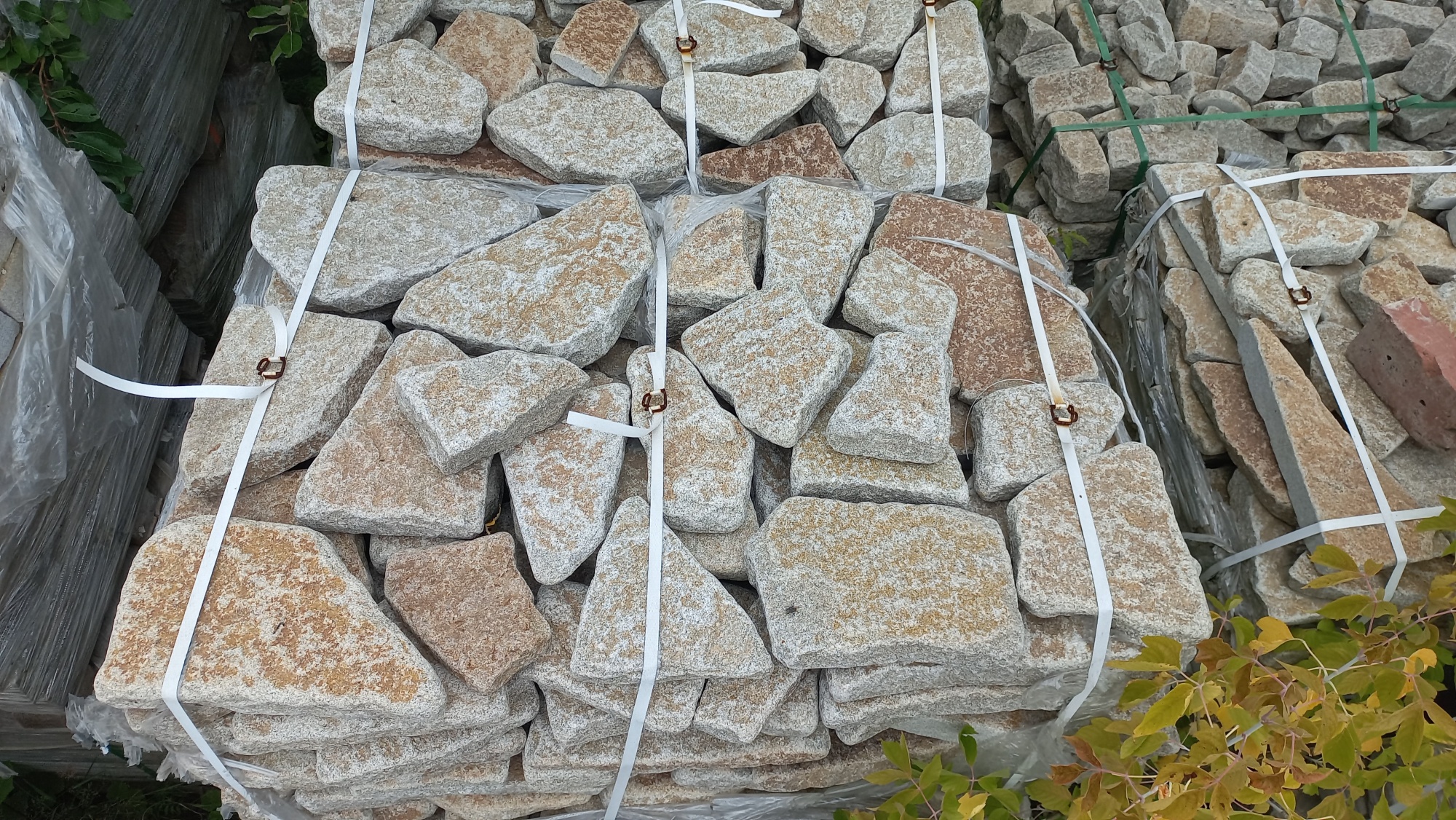 Плитняк галтованный гранитный для ландшафтного дизайна купить в Лысьве