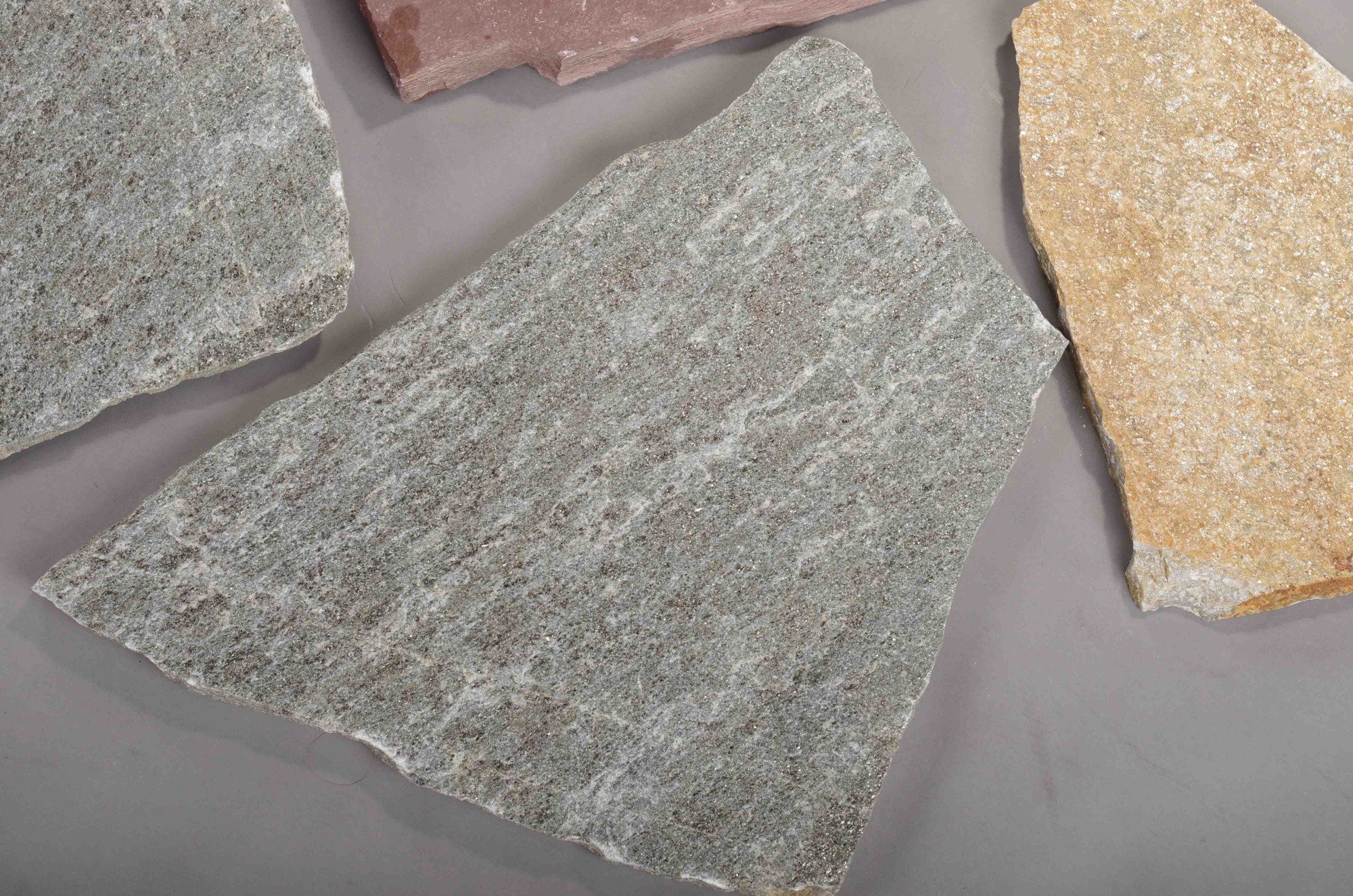 Плитняк златолит Уральский для цоколя, отмостки купить в Лысьве